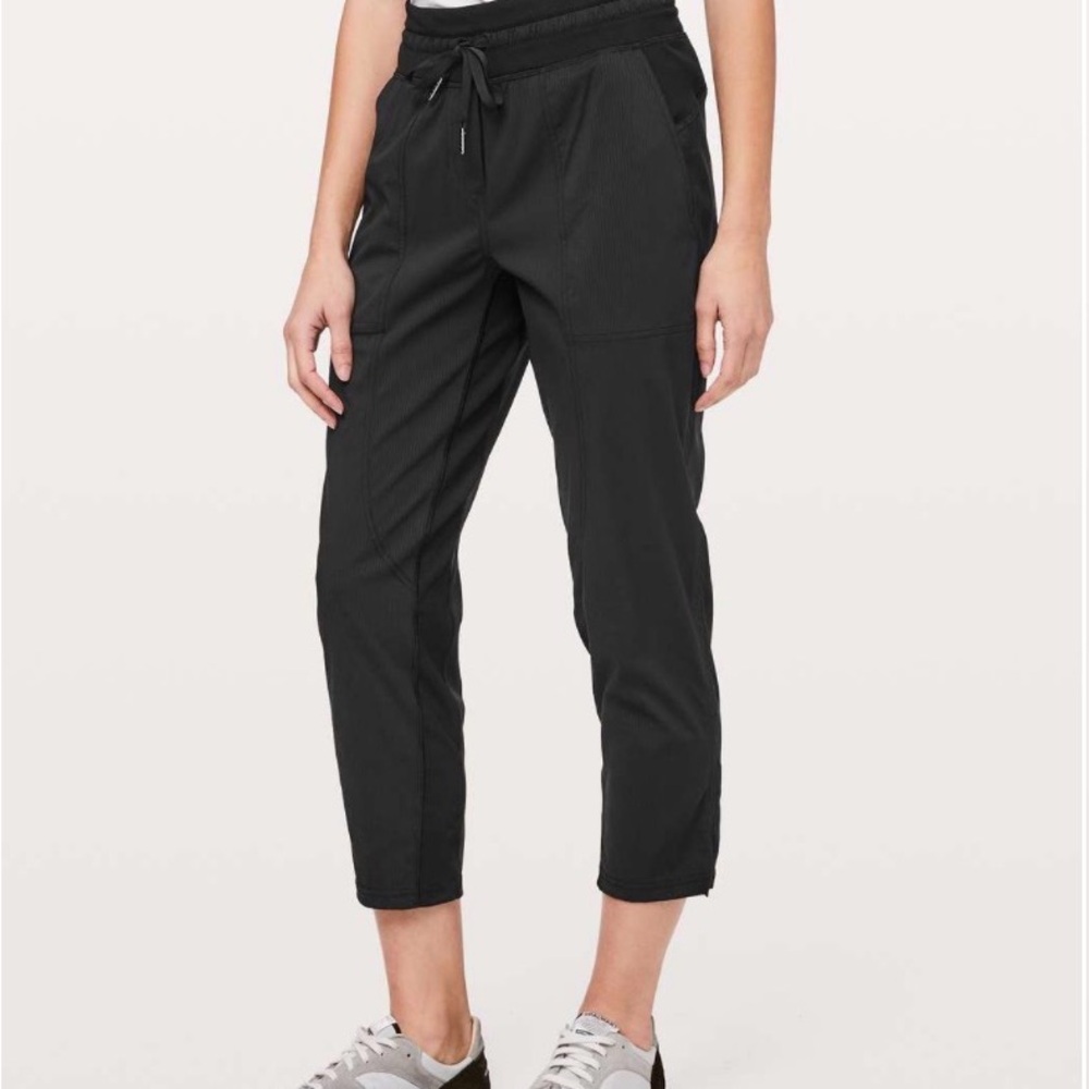 Lululemon‎ Dance Studio Crop 25” Black Pants Size 4 Athleisure Capri Pants